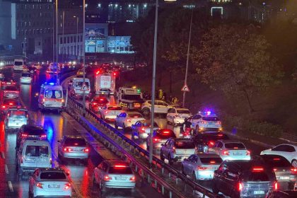 kucukcekmecede-kontrolden-cikan-otomobil-aydinlatma-diregine-carpti-1-yarali