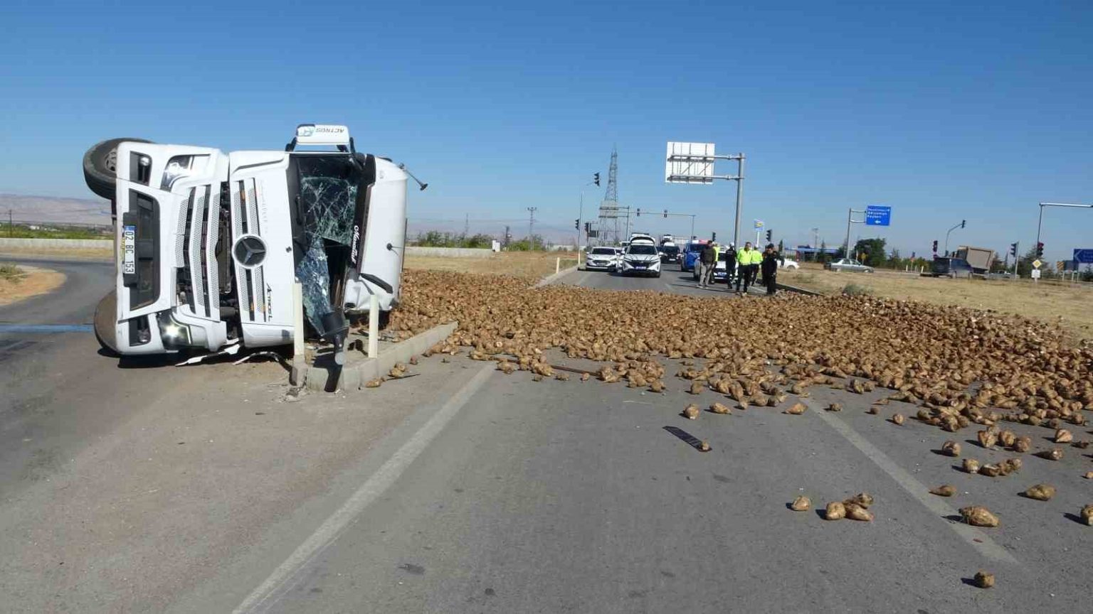 malatyada-pancar-yuklu-tir-devrildi-1-yarali