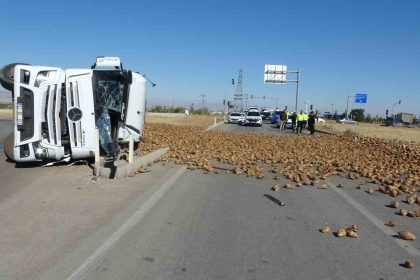 malatyada-pancar-yuklu-tir-devrildi-1-yarali