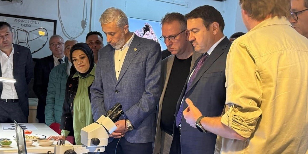 milletvekili-demir-ve-vali-isindan-tavsanli-hoyuk-kazi-alaninda-inceleme