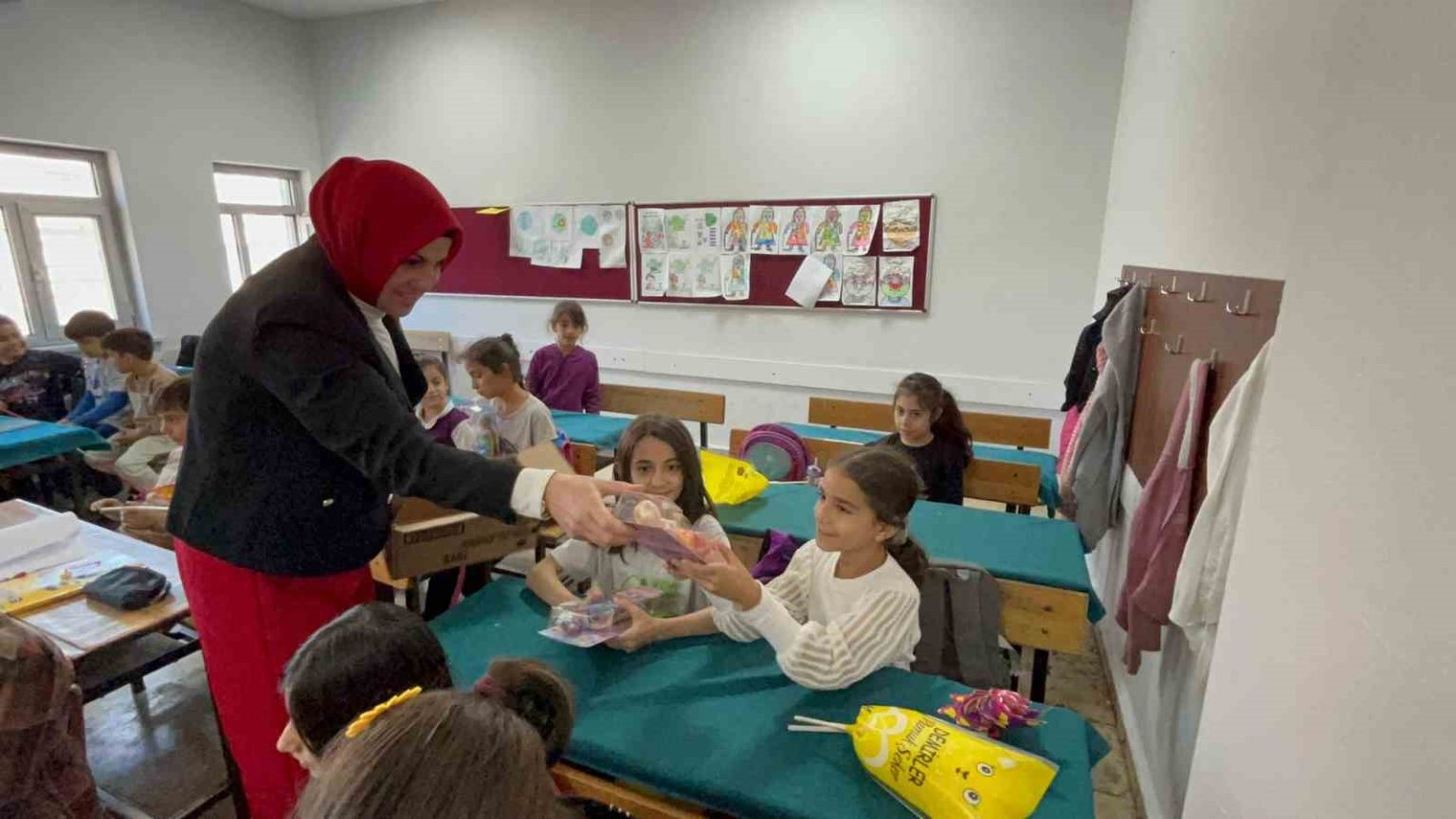 muhtar-ana-kiz-cocuklarina-hediyeler-dagitti