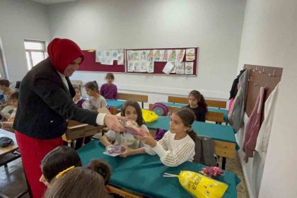 muhtar-ana-kiz-cocuklarina-hediyeler-dagitti