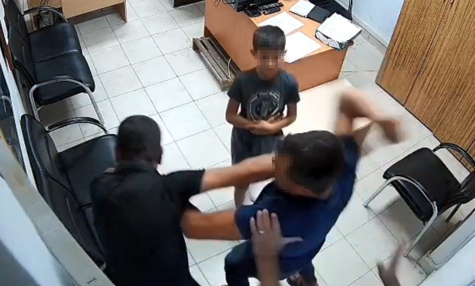 o-anlar-kamerada-bosanma-asamasinda-kocaya-polis-merkezinde-kayinco-dayagi