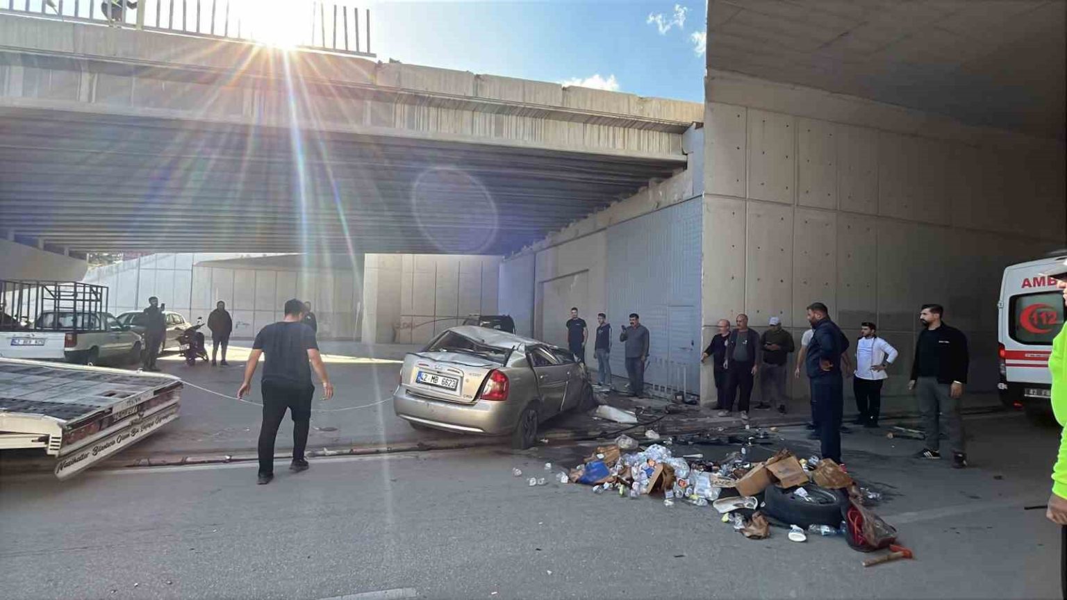 otomobil-ust-gecitten-yola-dustu-2-yarali