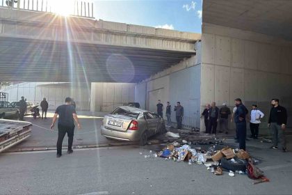 otomobil-ust-gecitten-yola-dustu-2-yarali