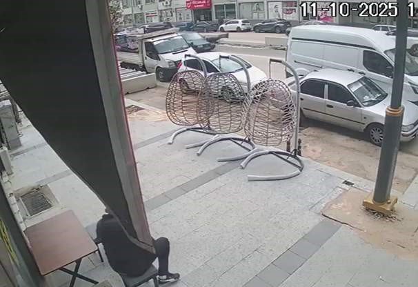 otomobilin-carptigi-yasli-adam-yaralandi-kaza-ani-kamerada