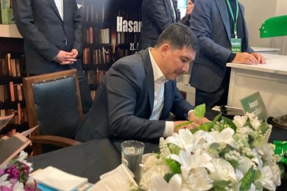 prof-dr-hasan-dogan-ankara-kitap-fuarinda-okurlariyla-bulustu