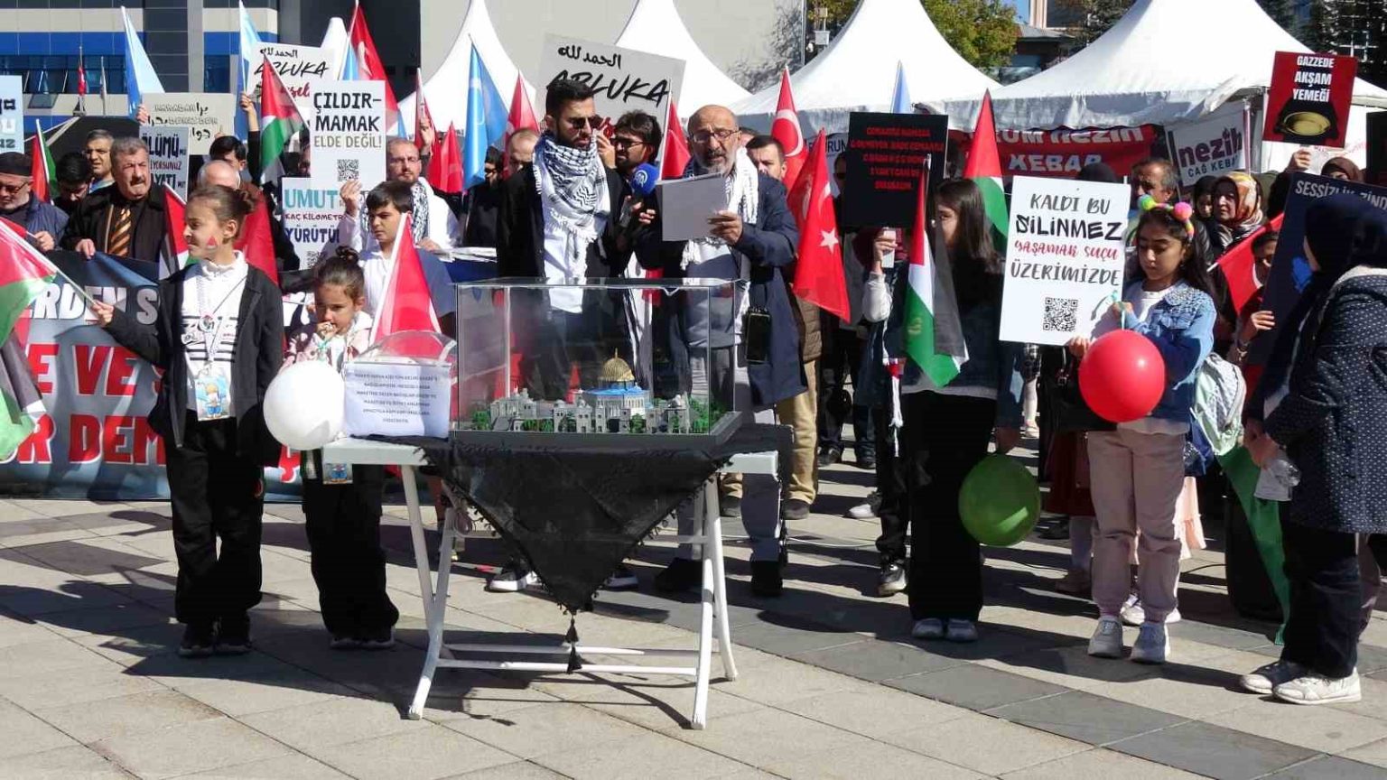 saglik-calisanlari-gazze-icin-100-haftada-sessiz-yuruyuslerini-surdurdu