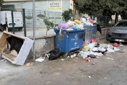 seyhanda-cop-birikintileri-olustu