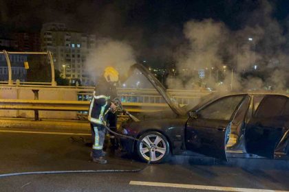 seyir-halindeki-otomobil-alev-aldi