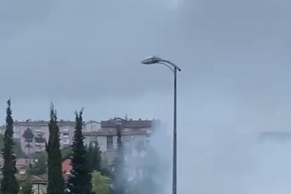 seyir-halindeki-otomobilin-motor-kismi-alev-aldi