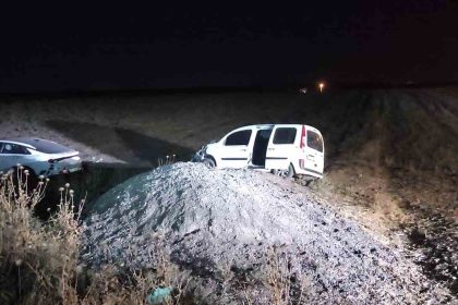 sirnakta-iki-arac-yoldan-cikarak-tarlaya-uctu-suruculer-yara-almadan-kurtuldu