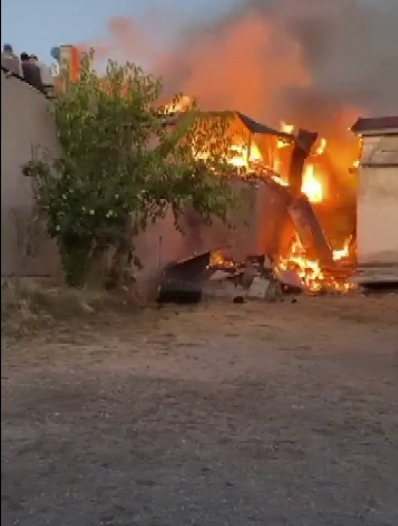 sivasta-korkutan-yangin-2-ev-1-ahir-ve-samanlik-zarar-gordu