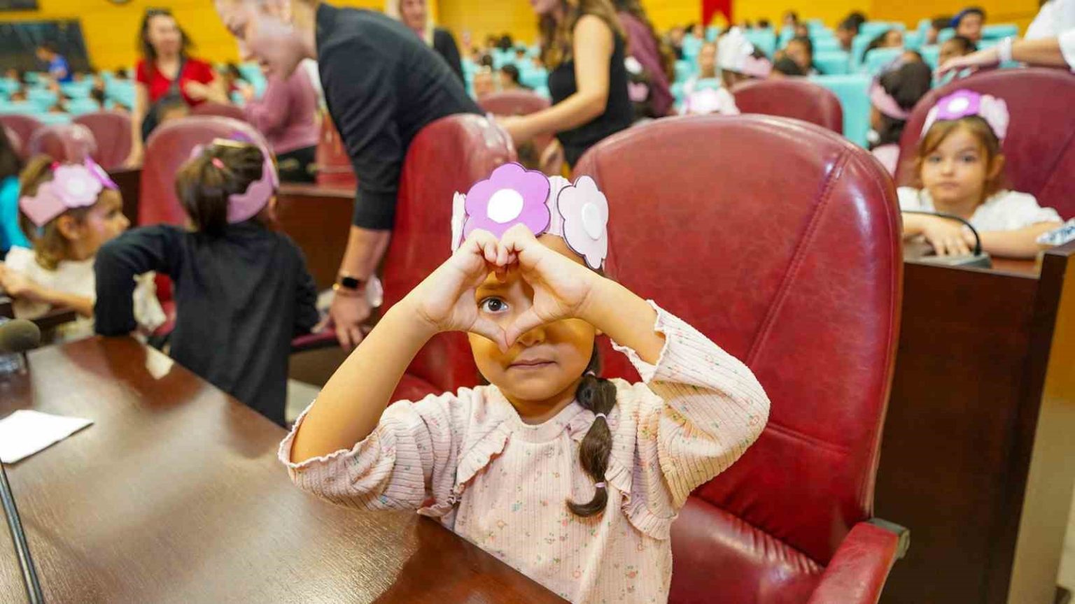 tarsusta-meclis-koltuklari-bu-kez-kiz-cocuklarinin-oldu