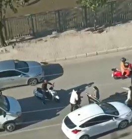 trafikte-yol-verme-kavgasi-birbirlerine-yumrukla-saldirdilar-o-anlar-kamerada