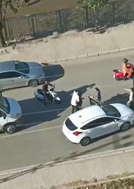 trafikte-yol-verme-kavgasi-birbirlerine-yumrukla-saldirdilar-o-anlar-kamerada