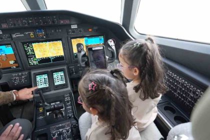 ucak-gorunce-mutlu-olan-erva-ve-zumra-hayallerine-kavustu