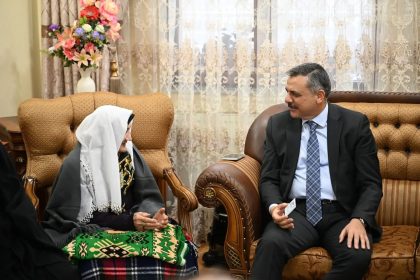 vali-ciftci-95-yasindaki-sahteret-nineyi-evinde-ziyaret-etti