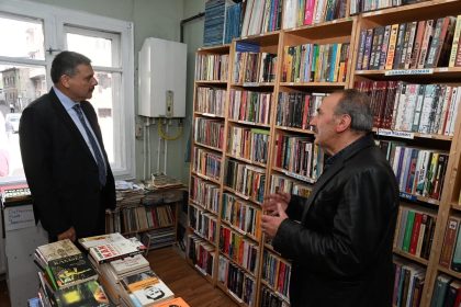 vali-ciftciden-insirah-sahaf-ve-kitabevine-ziyaret