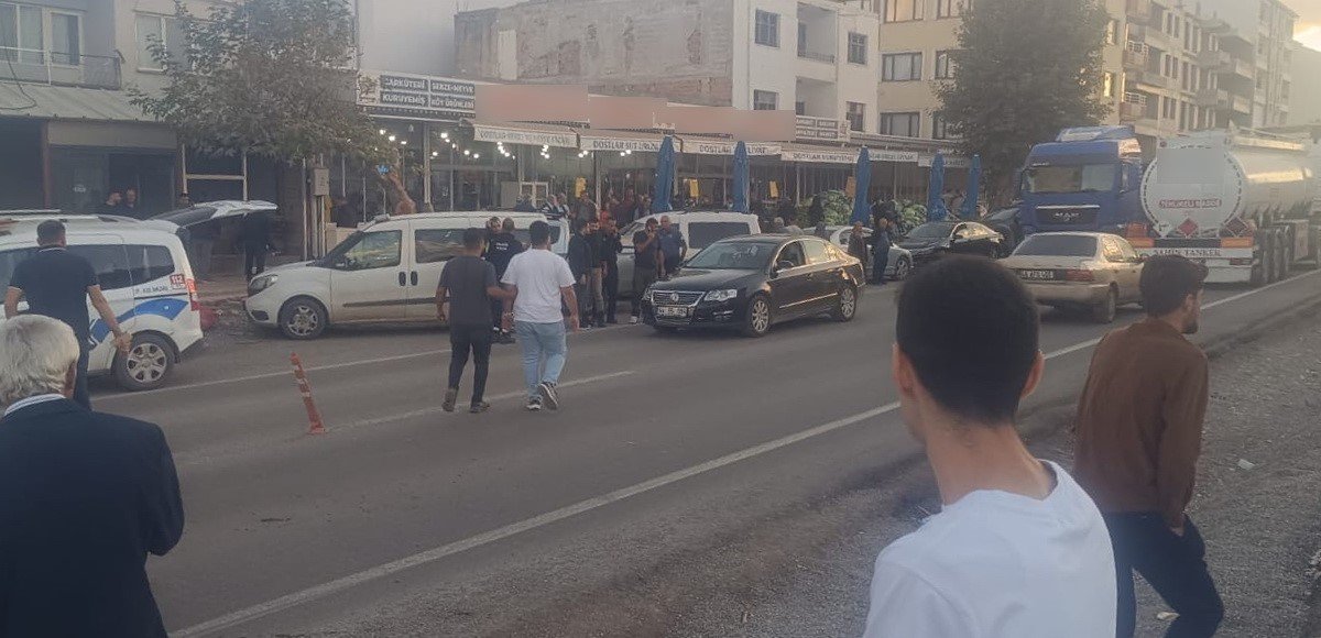 yolun-karsisina-gecmeye-calisan-yasli-kadina-tanker-carpti