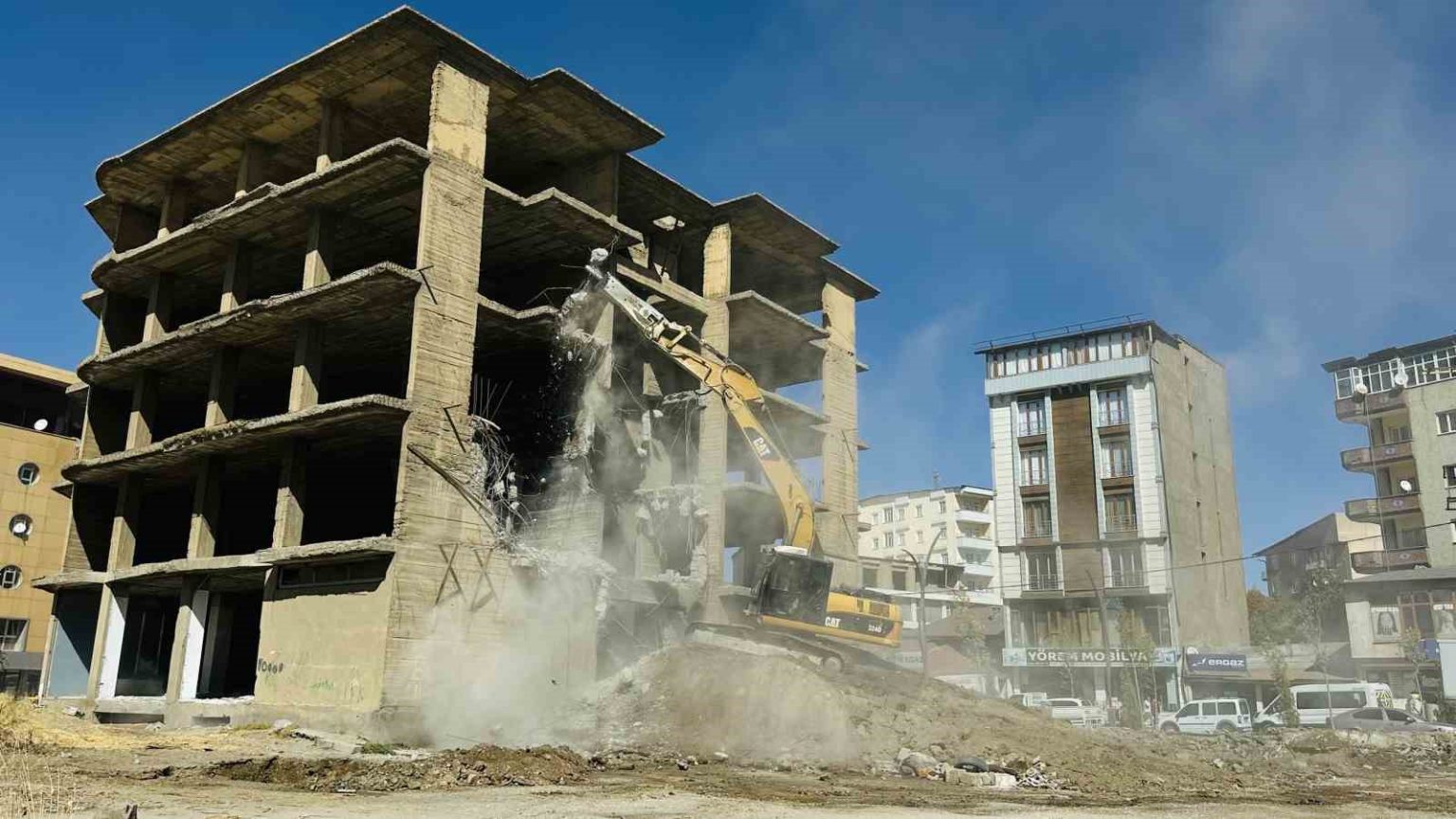 yuksekovada-insaat-halindeki-23-yillik-bina-yikildi