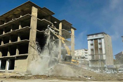 yuksekovada-insaat-halindeki-23-yillik-bina-yikildi