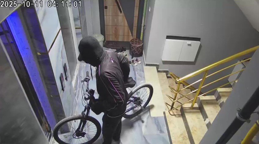 yuzu-maskeli-bisiklet-hirsizi-kameraya-yakalandi