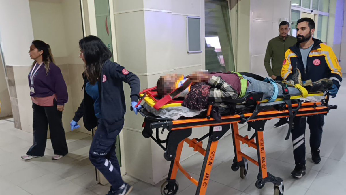 adanada-tarim-iscilerini-tasiyan-minibus-devrildi-11-yarali