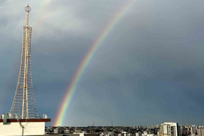 adanada-yagmur-sonrasi-gokkusagi-olustu