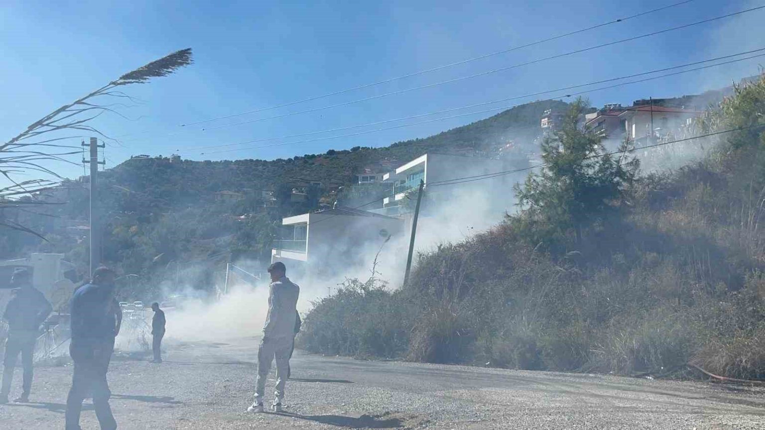 alanyada-yerlesim-alanlarini-tehdit-eden-yangin-korkuttu