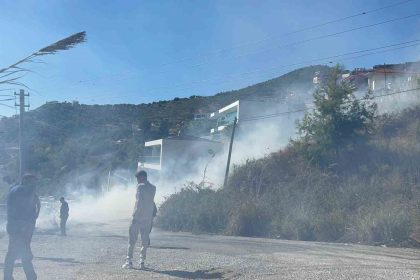 alanyada-yerlesim-alanlarini-tehdit-eden-yangin-korkuttu
