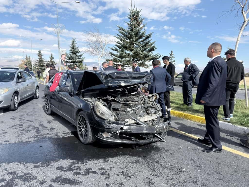 anahtar-parti-konvoyunda-trafik-kazasi