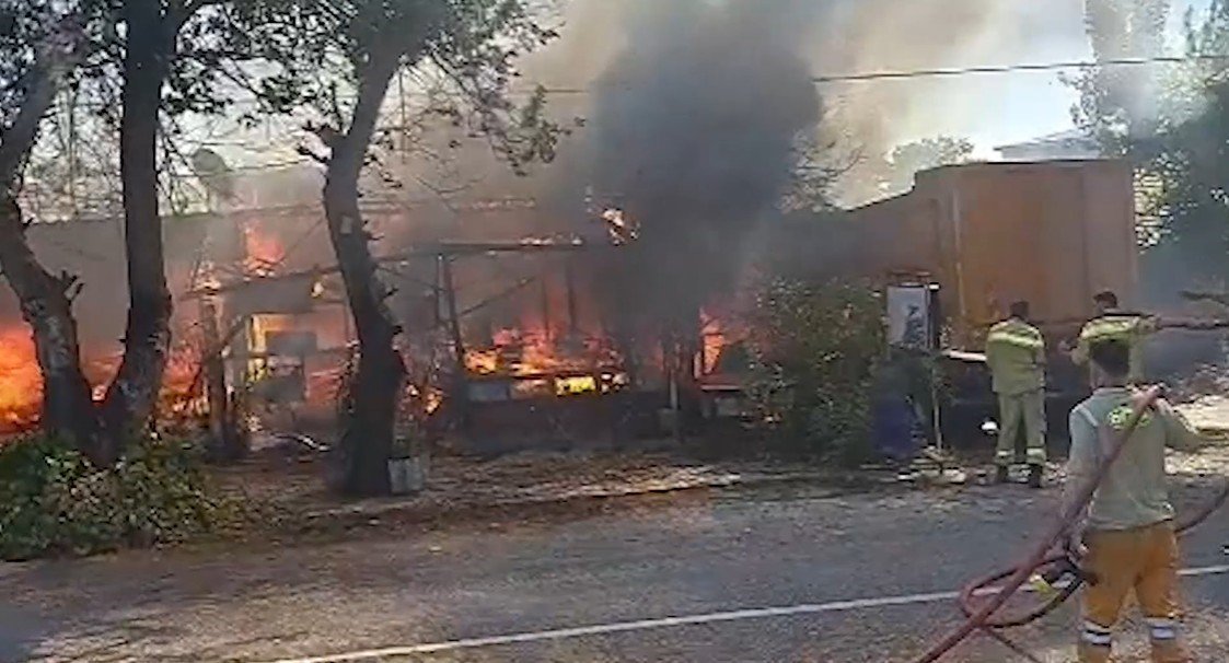 antalyada-terk-edilmis-baraka-alev-topuna-dondu