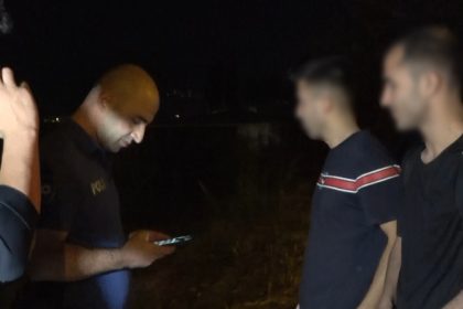 balik-tutmak-icin-indiler-falezlerde-mahsur-kaldilar