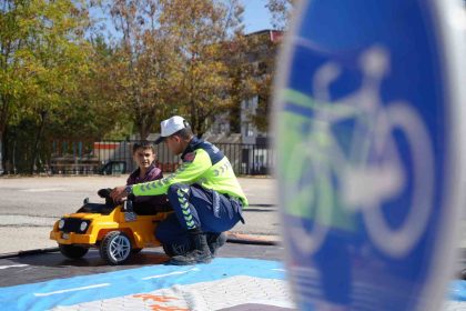 bayburtta-ogrencilere-uygulamali-trafik-dersi-jandarma-ile-kurallari-eglenerek-ogrendiler