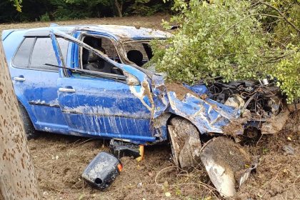 boluda-otomobil-tarlaya-uctu-hurdaya-dondu-1-yarali