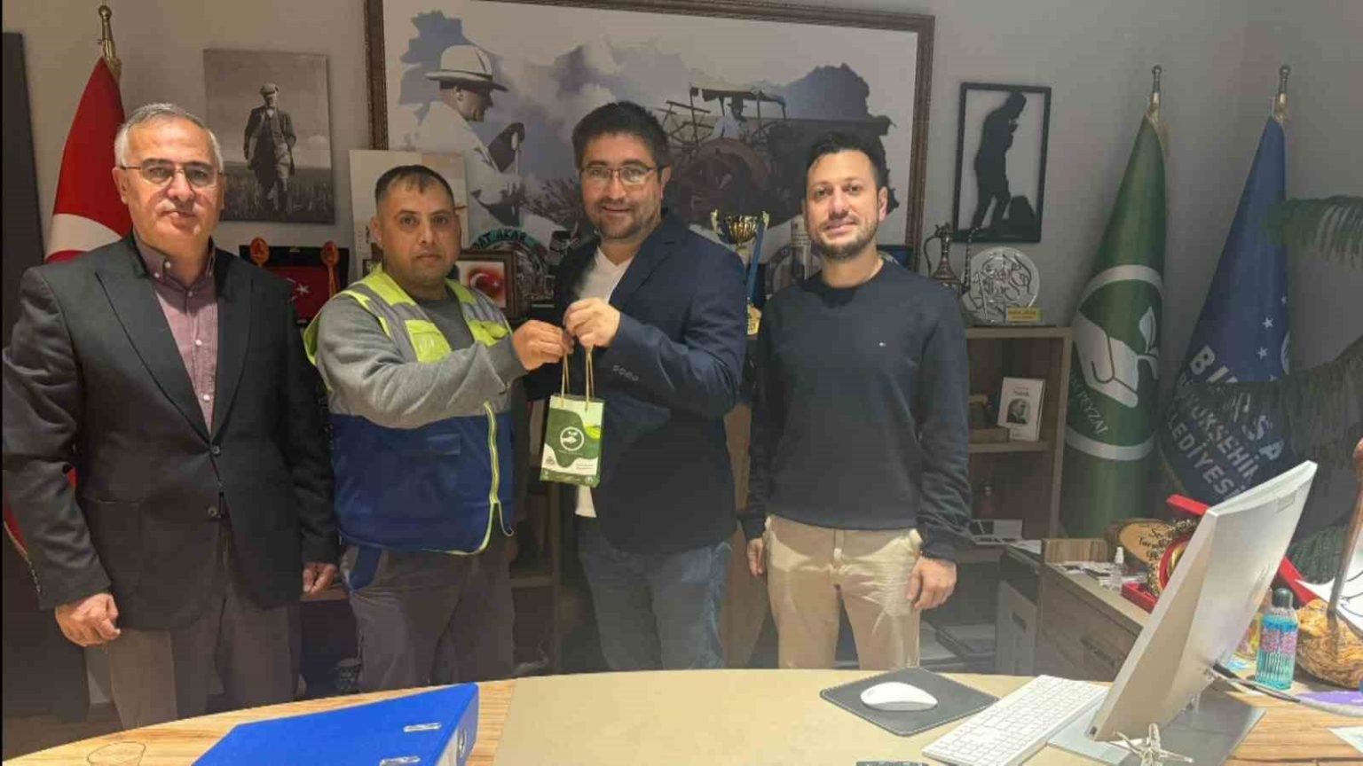 buldugu-altin-dolu-cantayi-polise-teslim-etti