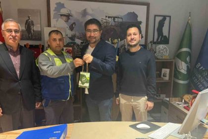 buldugu-altin-dolu-cantayi-polise-teslim-etti