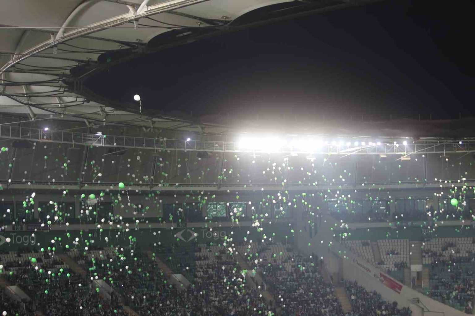 bursaspor-taraftarlari-minik-cagan-atanin-mucadelesini-kutladi