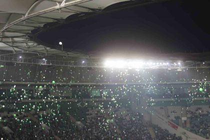 bursaspor-taraftarlari-minik-cagan-atanin-mucadelesini-kutladi