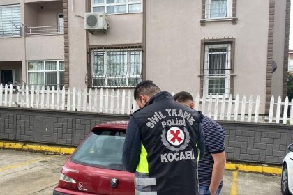 dugun-konvoyunda-gurultu-yapan-arac-trafikten-men-edildi