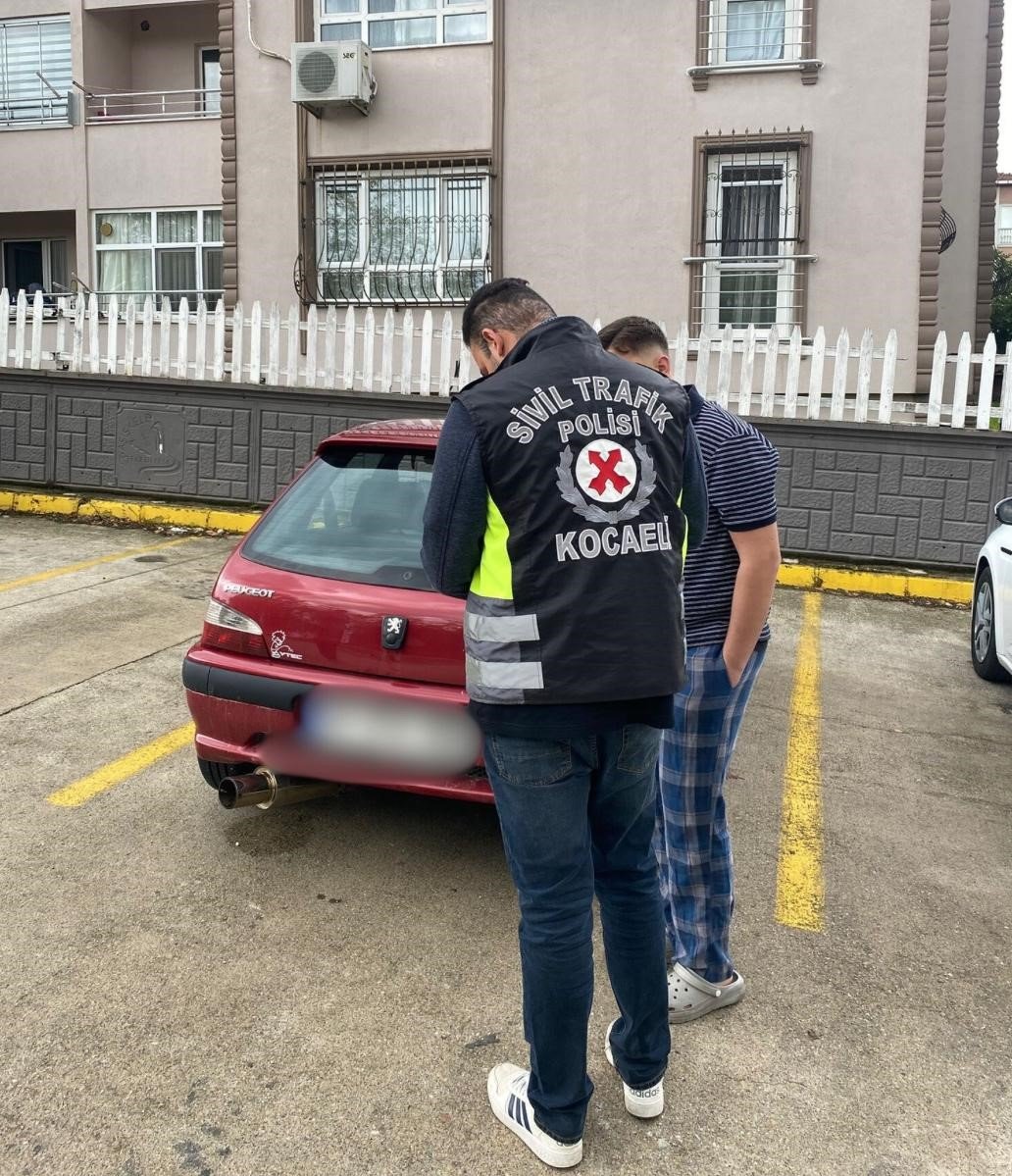 dugun-konvoyunda-gurultu-yapan-arac-trafikten-men-edildi