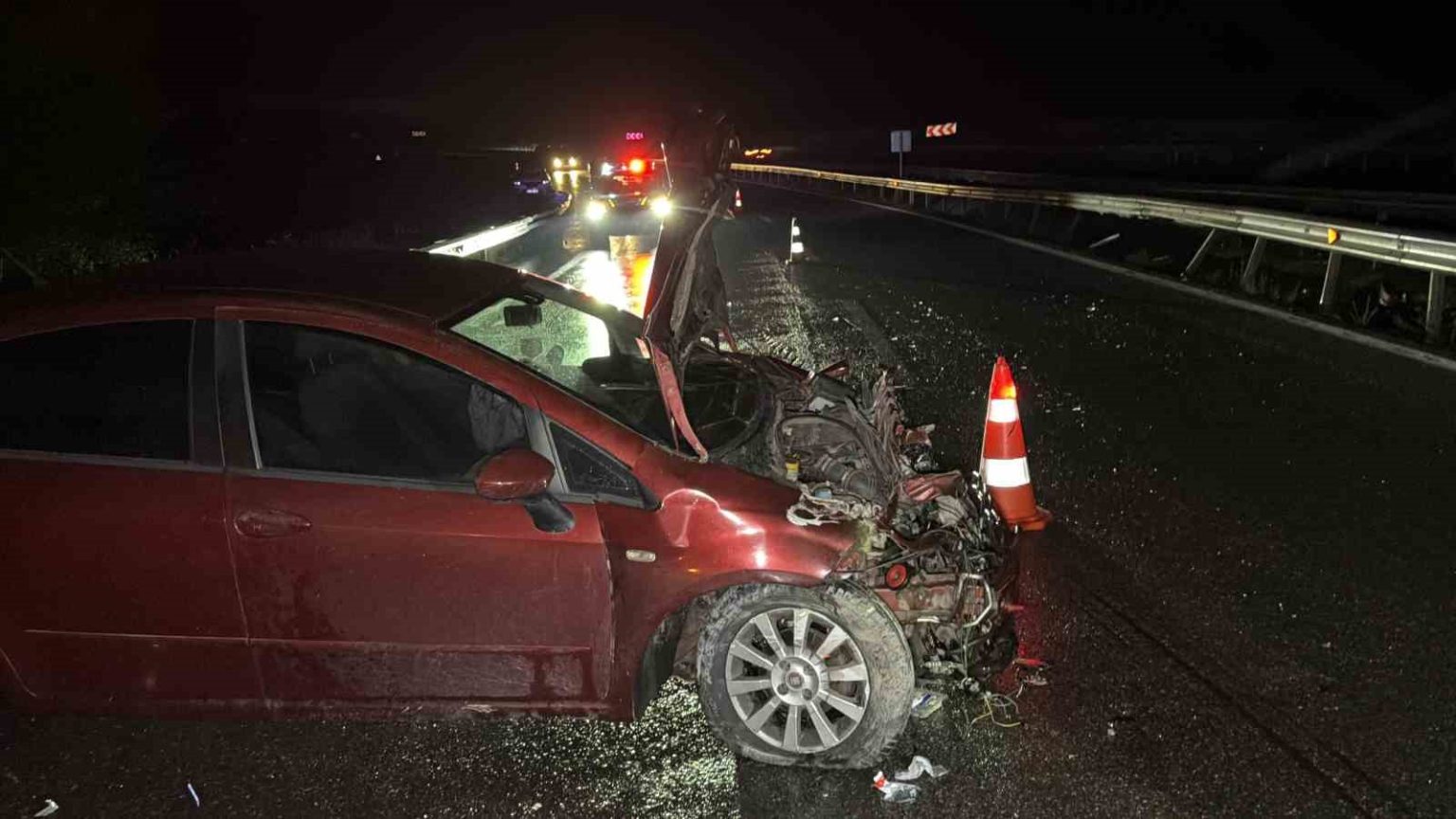 duzcede-otomobil-bariyerlere-carpti-1-yarali