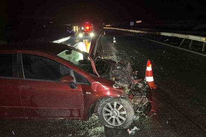 duzcede-otomobil-bariyerlere-carpti-1-yarali