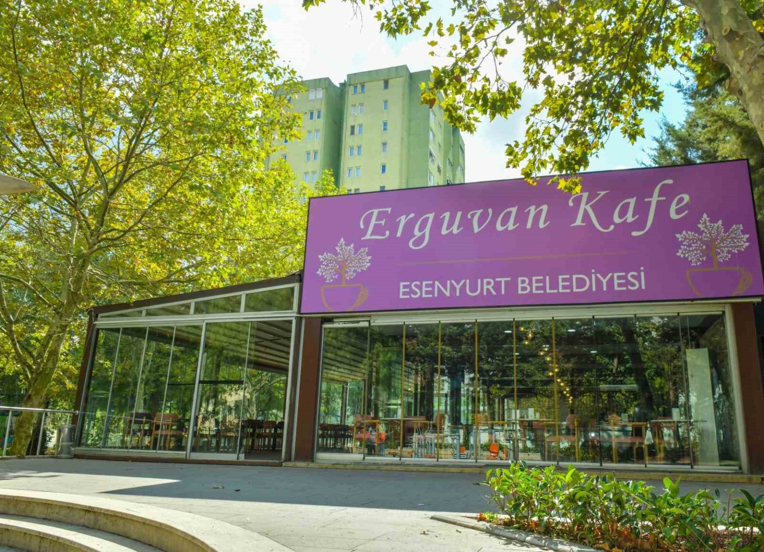 esenyurt-belediyesi-erguvan-kafeyi-hizmete-acti