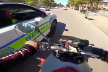 gaziantepte-trafik-kurallarini-ihlal-eden-motosikletliyi-polisler-carparak-durdurdu
