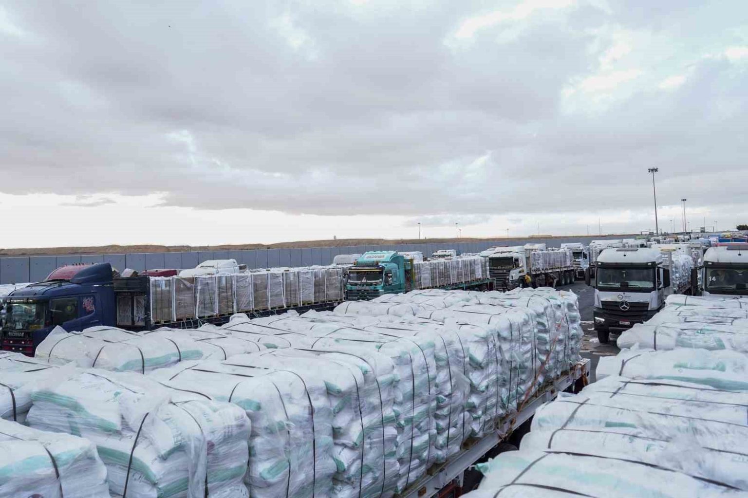 gazzeye-insani-yardim-tasiyan-400-kamyon-giris-yapti