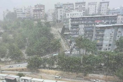 hatayda-dolu-yagisi-beyaza-burudu