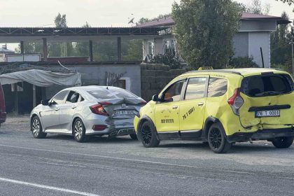 igdirda-3-arac-birbirine-girdi