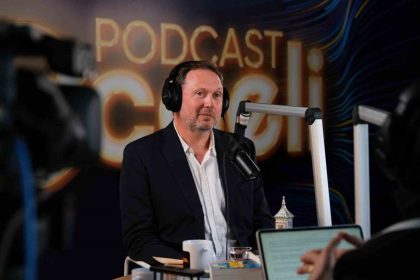 ingiliz-yazardan-duygusal-mesaj-cocuklar-baris-icinde-buyumeli